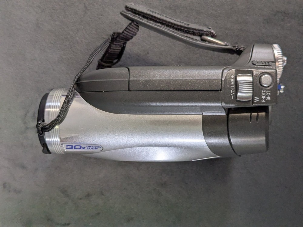 Untested Panasonic VDR-D150 DVD Camcorder Multi-Format 30x Optical Zoom