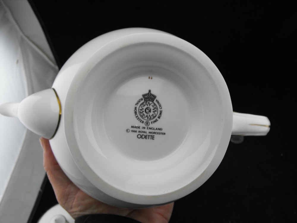 ROYAL WORCESTER ODETTE TEA POT WITH LID