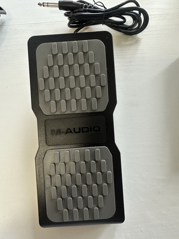 Expression Pedal for Keyboards, MIDI Controllers & Guitar Effects