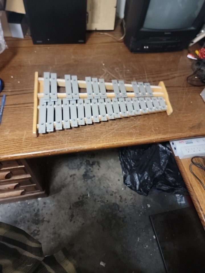 30 Key Xylophone . No Mallets.