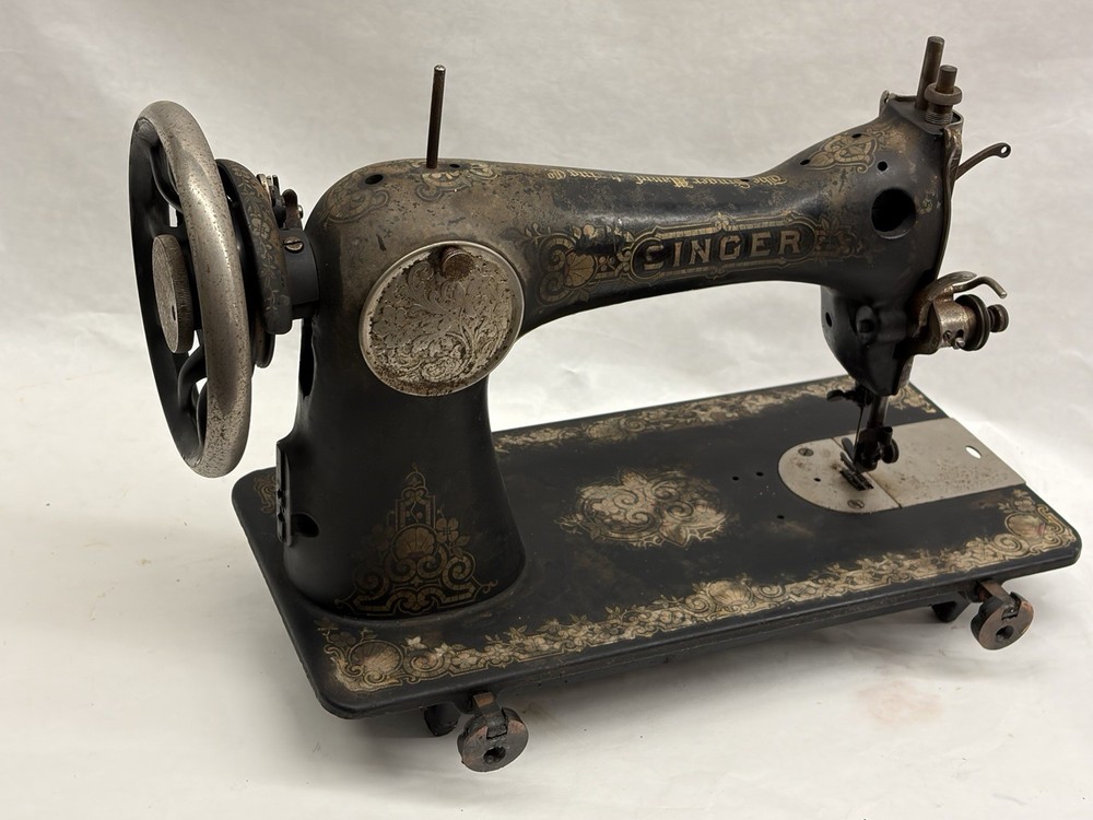 ANTIQUE SINGER SEWING MACHINE
