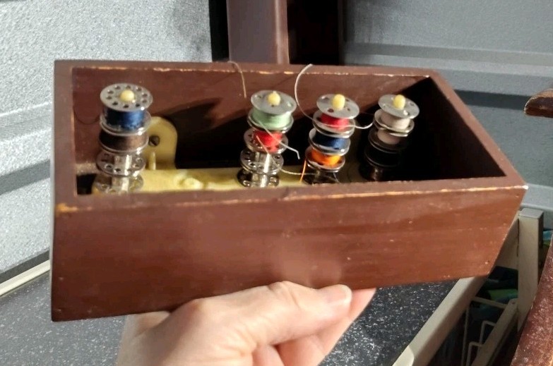 Sewing Bobbin Storage Wooden Box With 19 Bobbins 🆓📦
