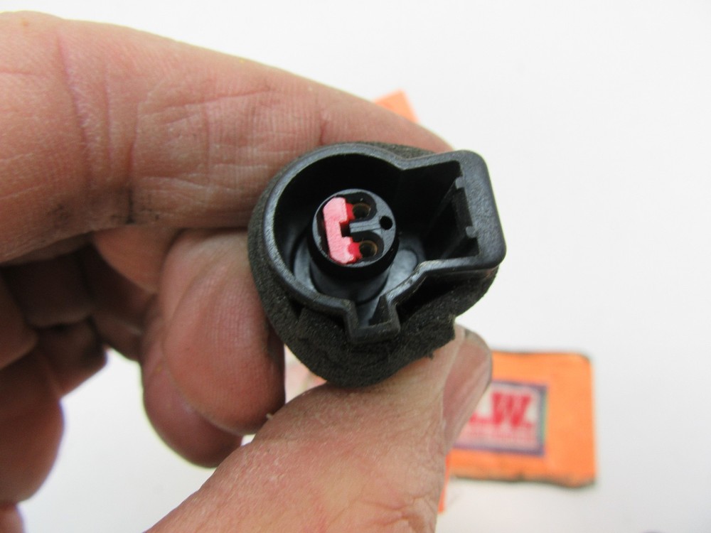 WIRE PLUG CONNECTOR OFF FRONT ABS WIRE WHEEL SPEED SENSOR HARNESS END CLIP