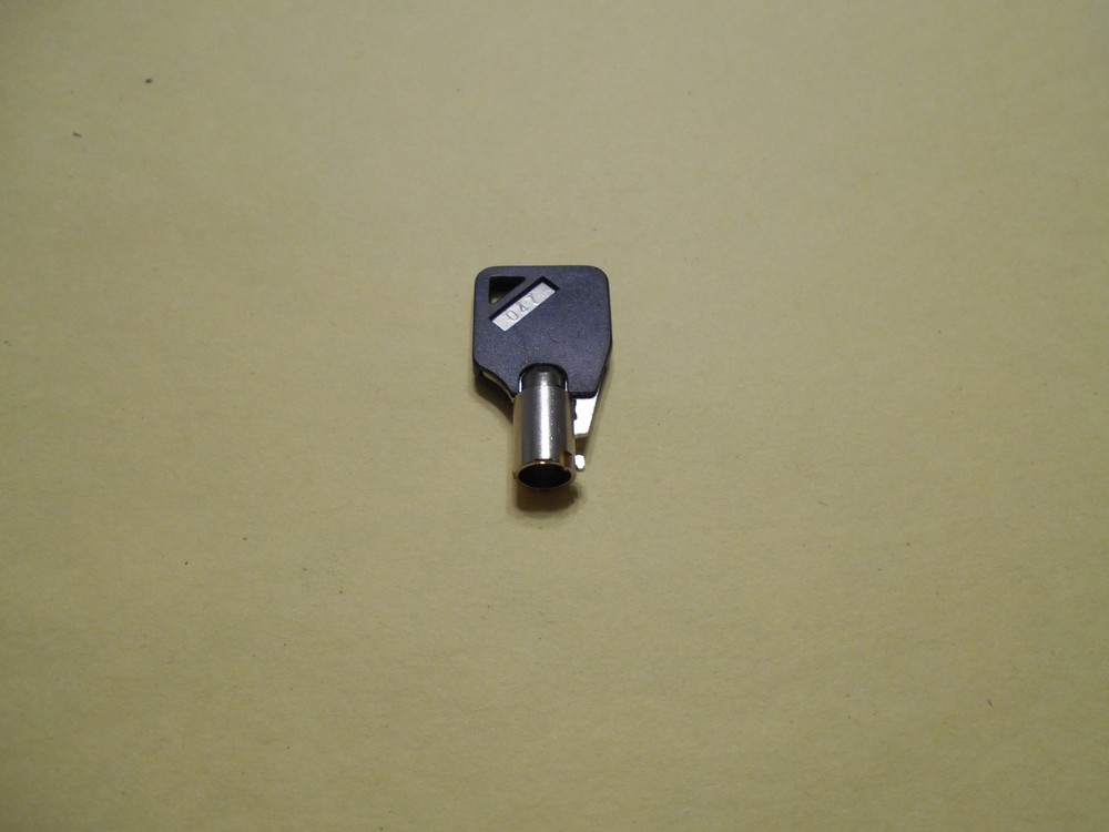 *UNKNOWN BRAND TOOL BOX LOCK KEY 047
