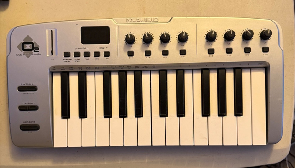 M-Audio O2 Keyboard USB MIDI Controller - Power Up Tested, No USB Cable