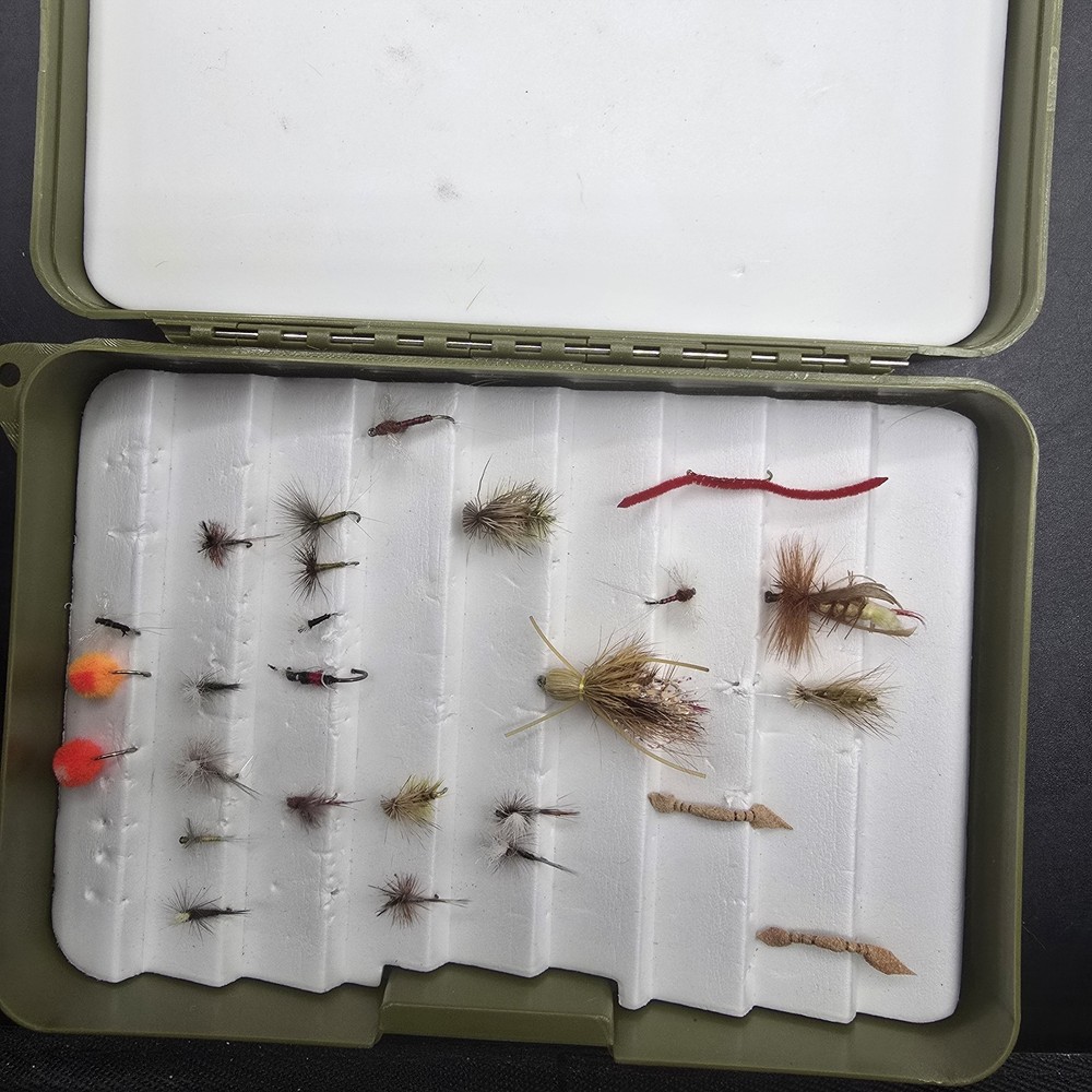 white river fly box with 27 Flys Pluse Extra Case