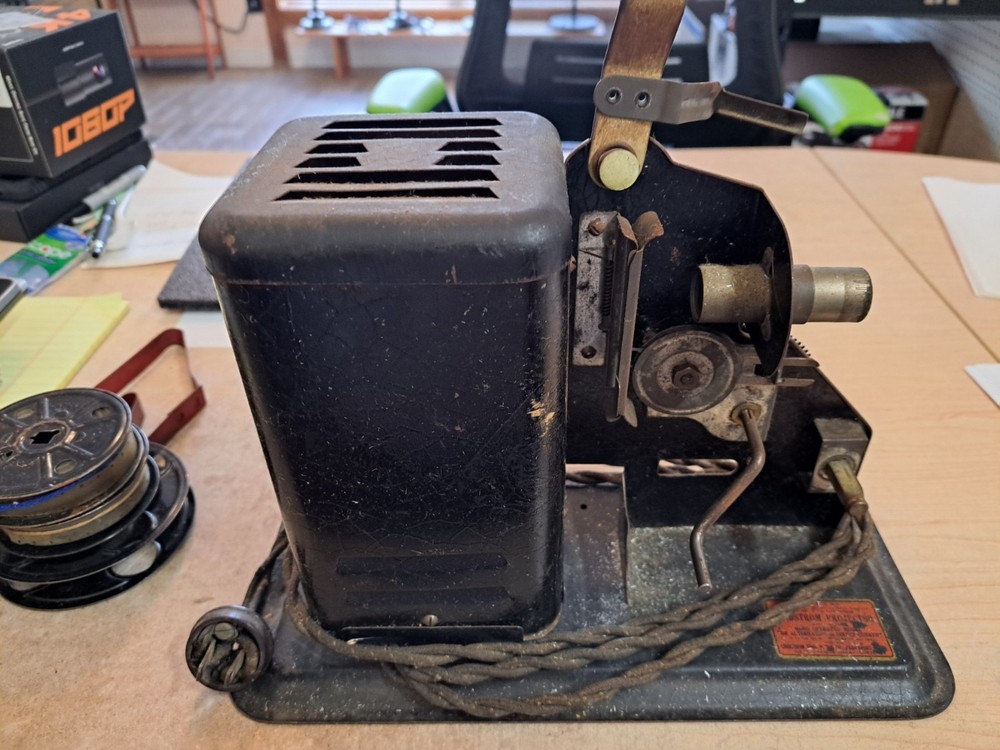 VINTAGE LINDSTROM 16MM PROJECTOR - HAND CRANK