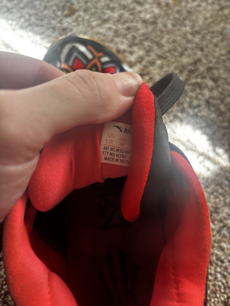 Kyries “Tribe”, Size 5.5 In Excellent condition