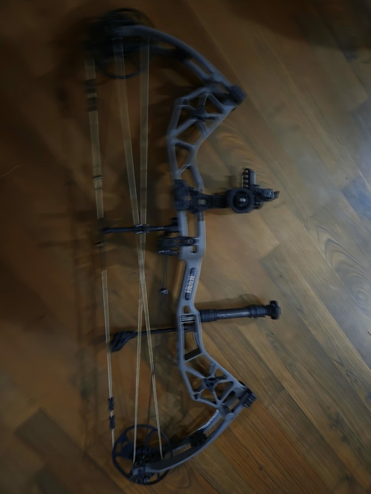 Bear Archery alaskan xt Compound Bow Right Hand ready to hunt