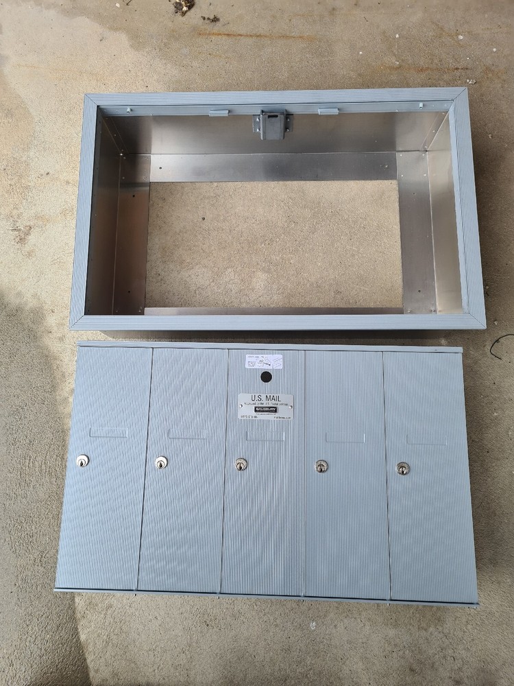 Salsbury Industries Vertical Mailbox 5 Doors Recessed Mounted