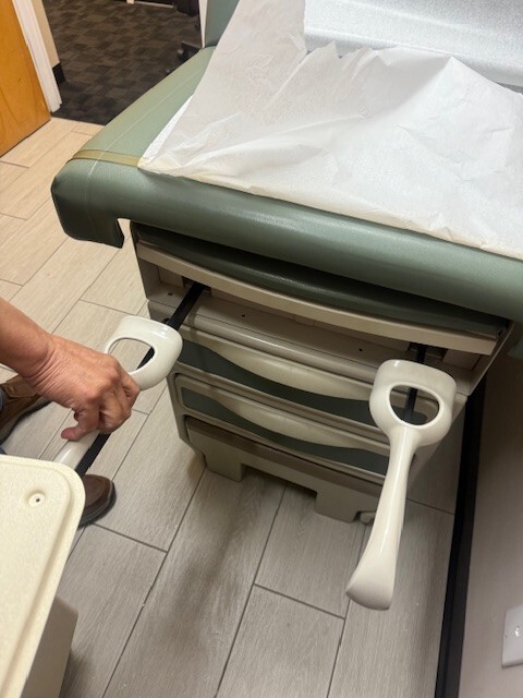 Pre-Owned Midmark Ritter 204 Exam Table Excellent Condition