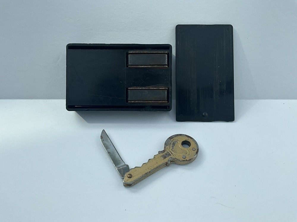Vintage Axxess Magnetic Hide-A-Key Box