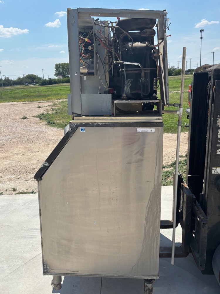 MANITOWAC ICE Machine B970 Bin + SY1404A Ice Maker Head, Half Cubes