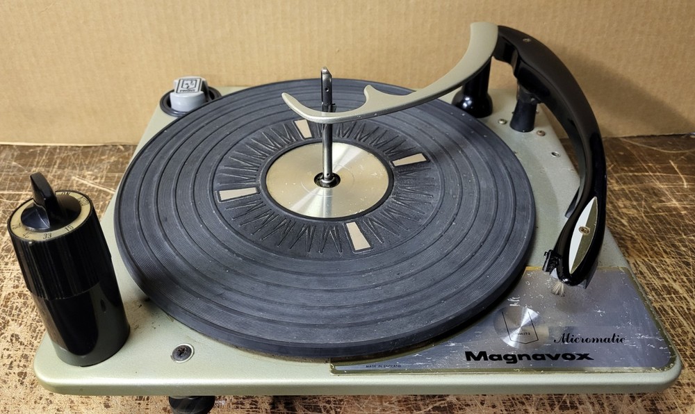 MAGNAVOX MICROMATIC CONSOLE STEREO TURNTABLE