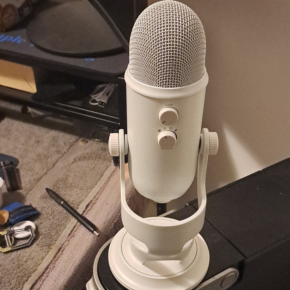 Blue Yeti USB Microphone White Mute Switch Gain Control Freestanding