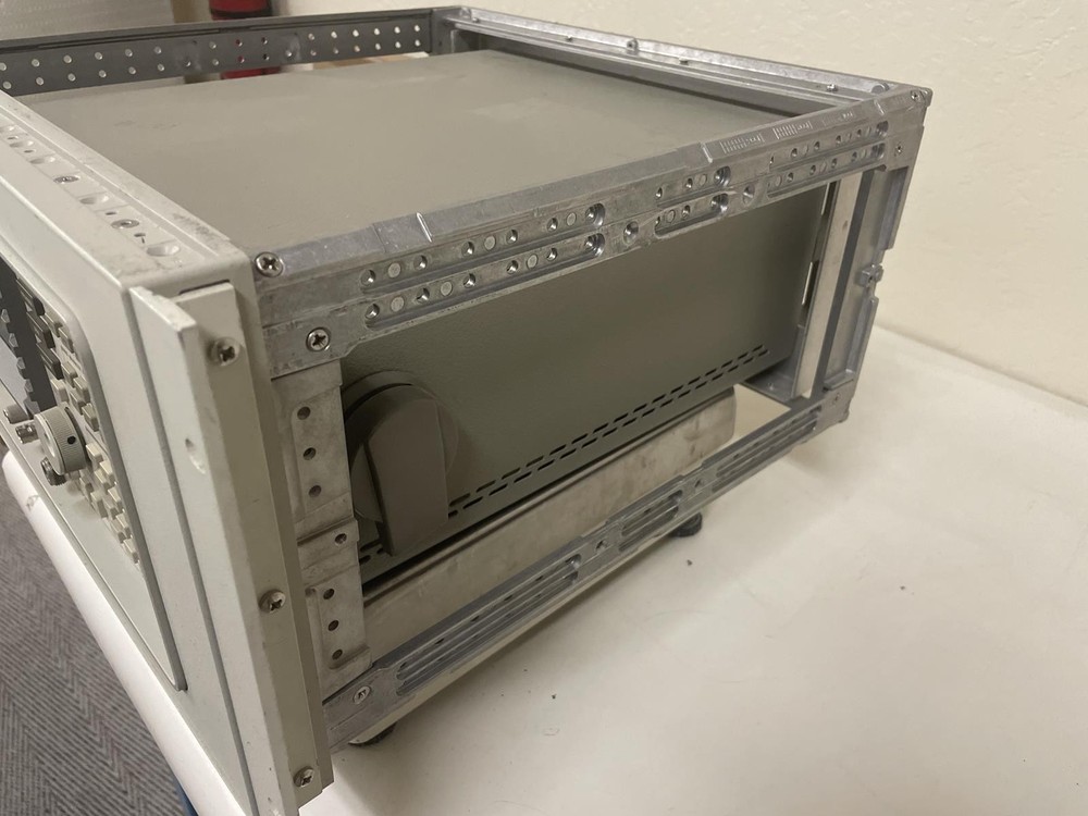 HP 8590B SPECTRUM ANALYZER W/19'' RACKMOUNTABLE FRAME