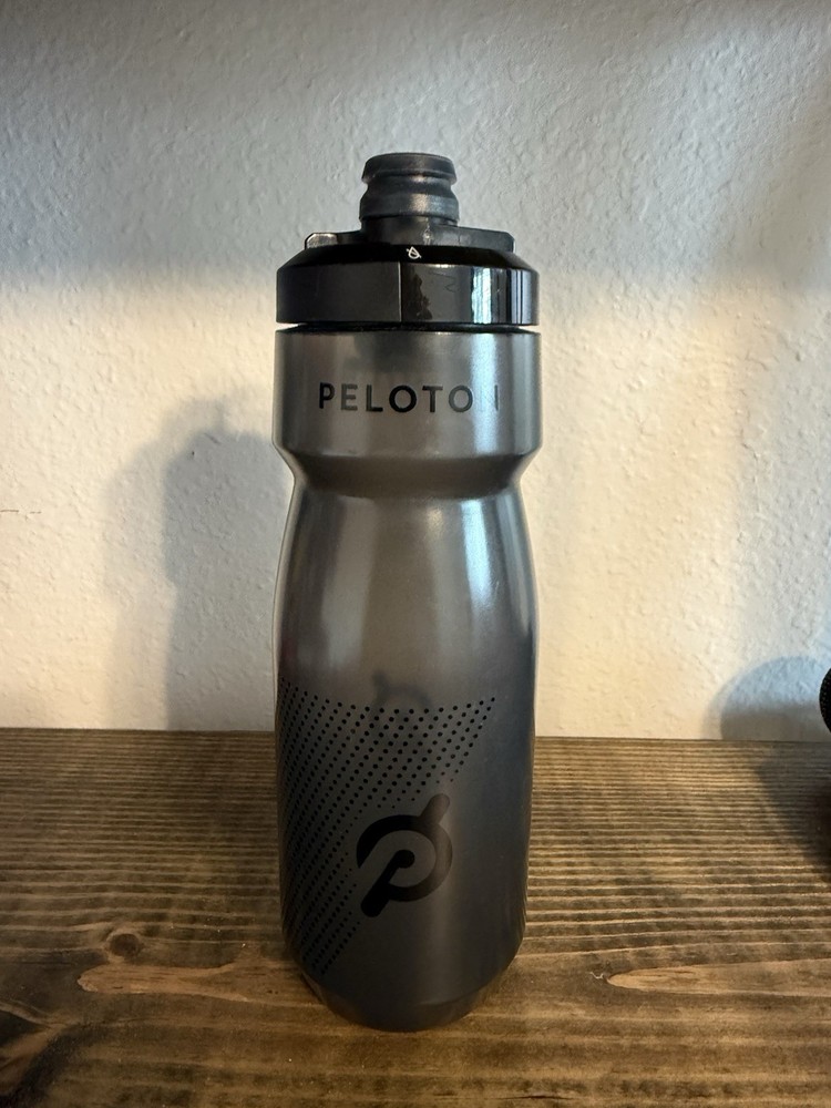 Peloton Camelbak 24 oz 710 ml Plastic Water Bottle Black Gray Refillable