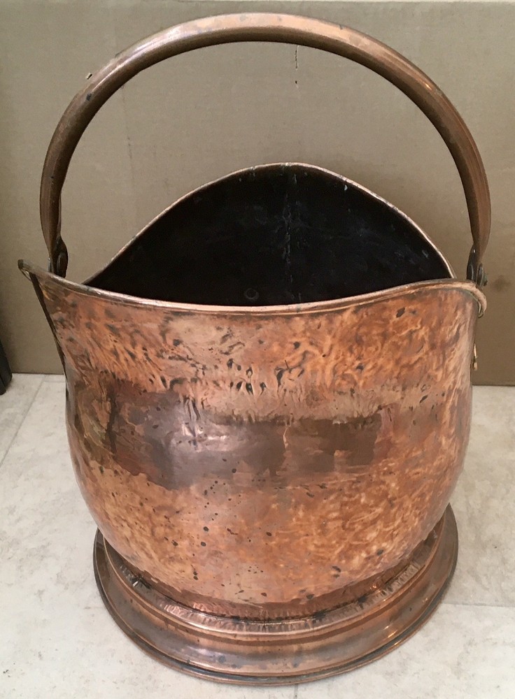 AN ANTIQUE HAND HAMMERED SOLID COPPER COAL BUCKET SCUTTLE CIRCA 1895
