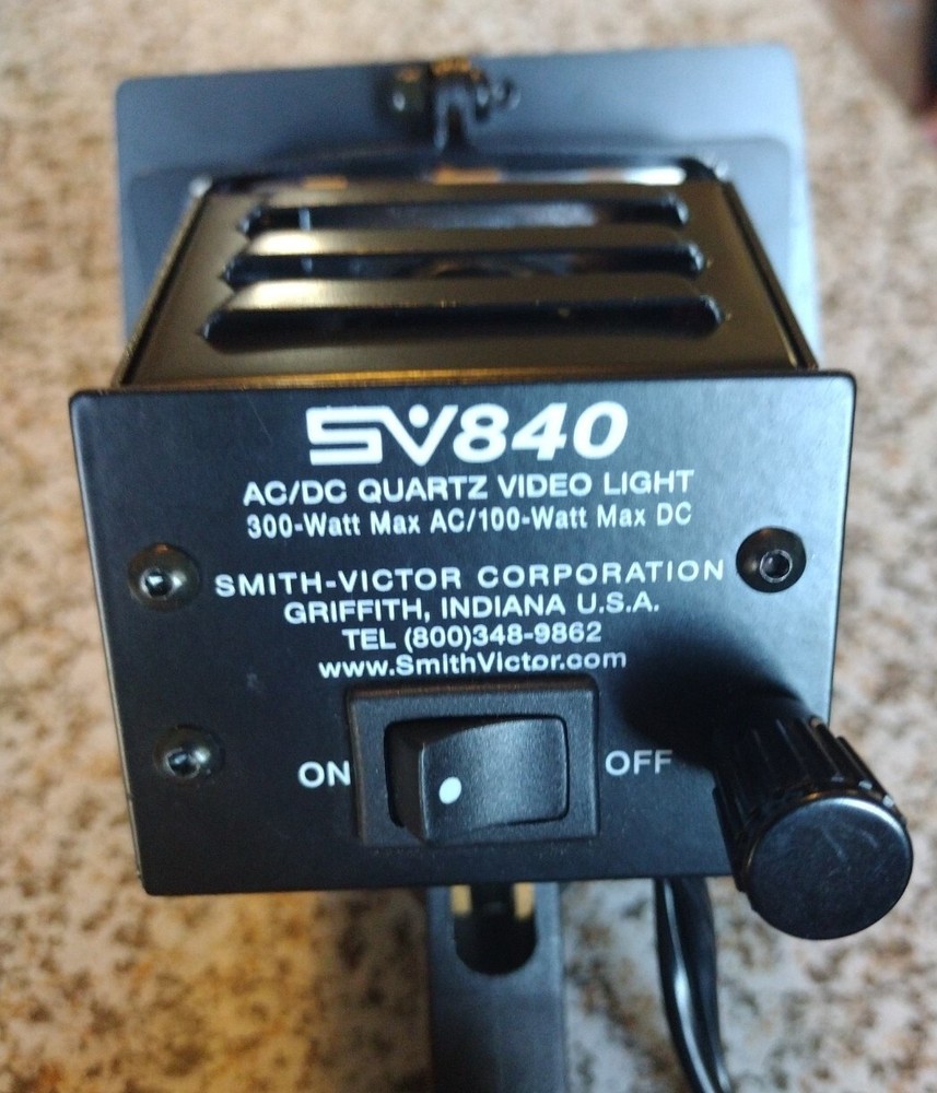 Smith-Victor Camera Mounted Quartz Halogen Digital Video Light SV840