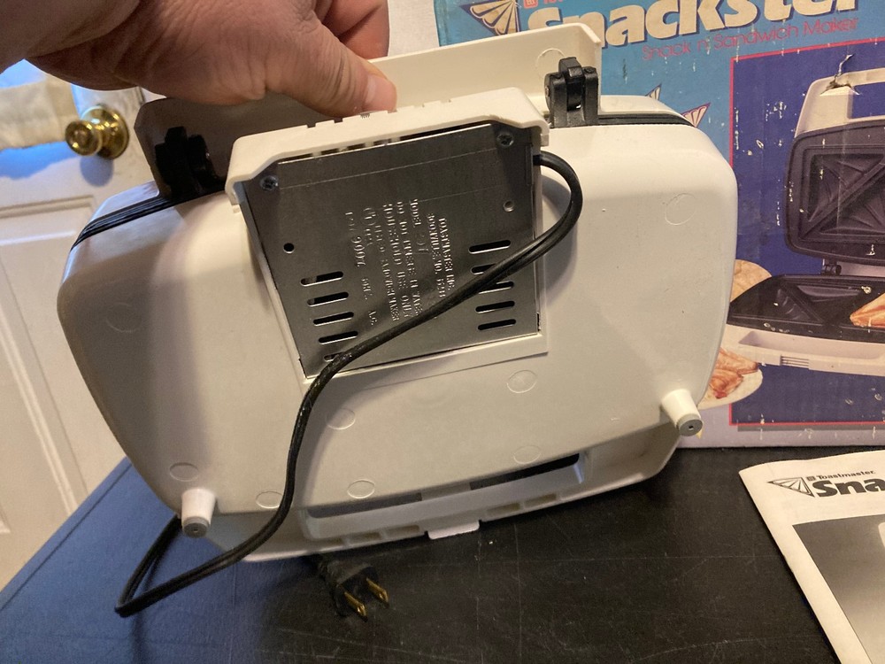 NICE CLEAN Vintage Toastmaster SNACKSTER Snack Sandwich Maker Model 297