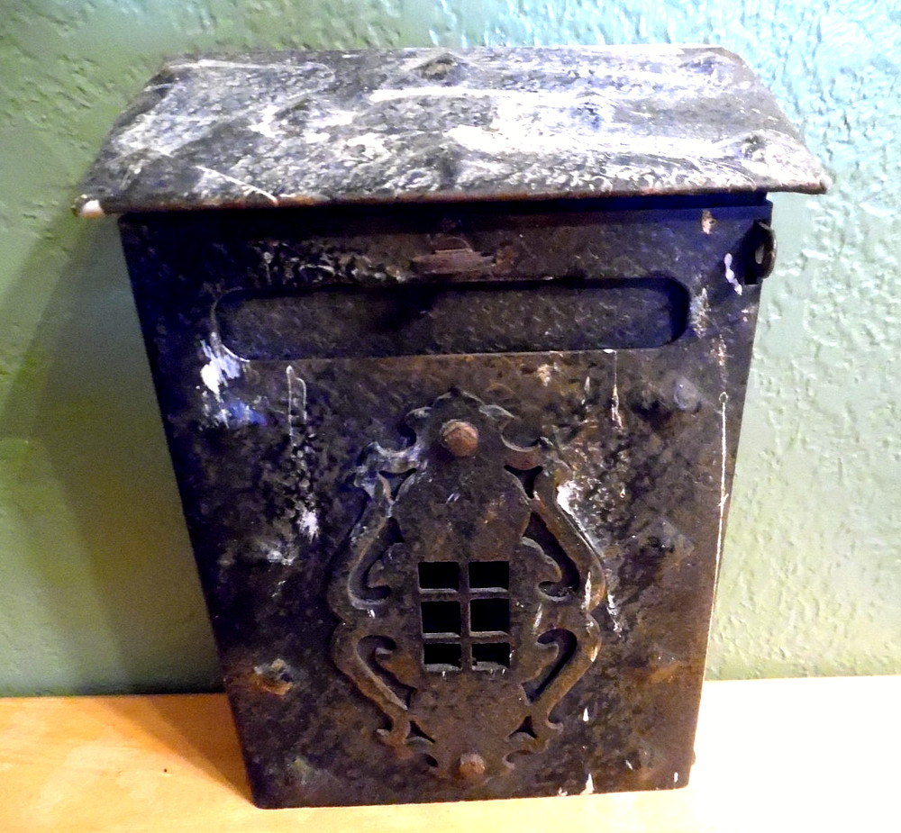 VINTAGE DECORATIVE CAST IRON WALL MOUNT LOCKABLE MAIL BOX