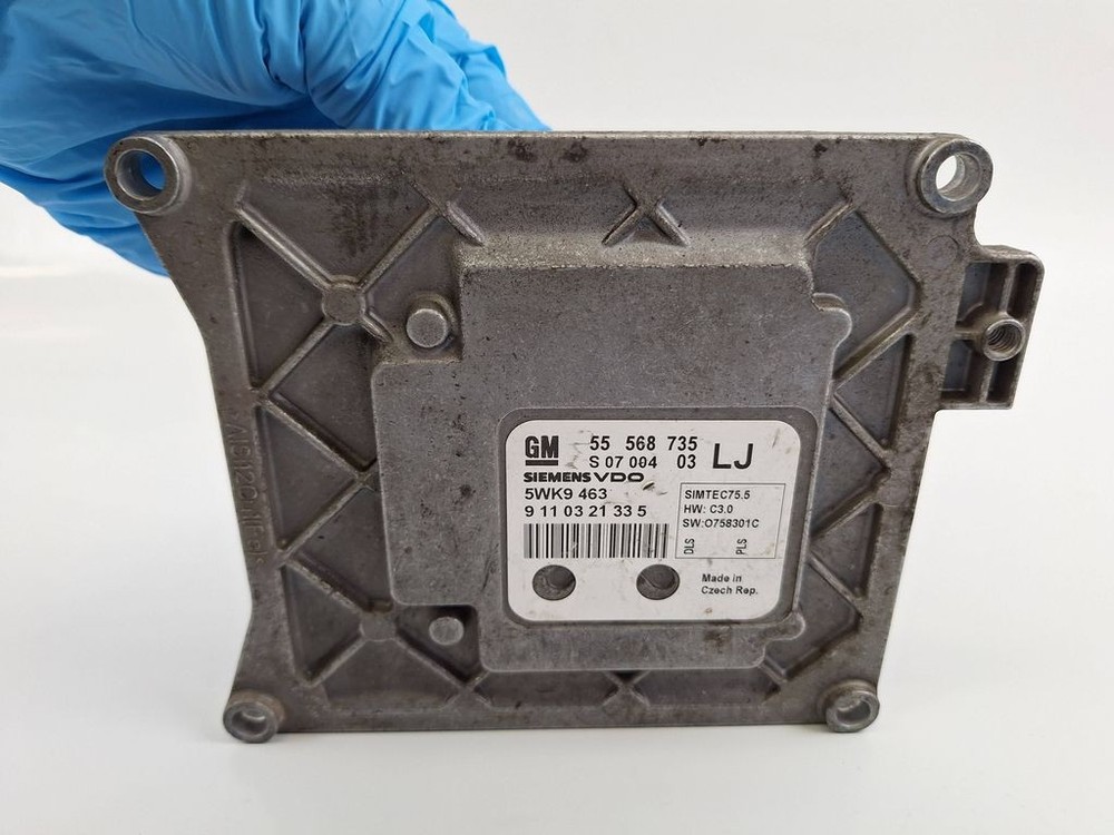 Opel Astra J 2010 Engine Control Module ECU 55568735 BVV1042