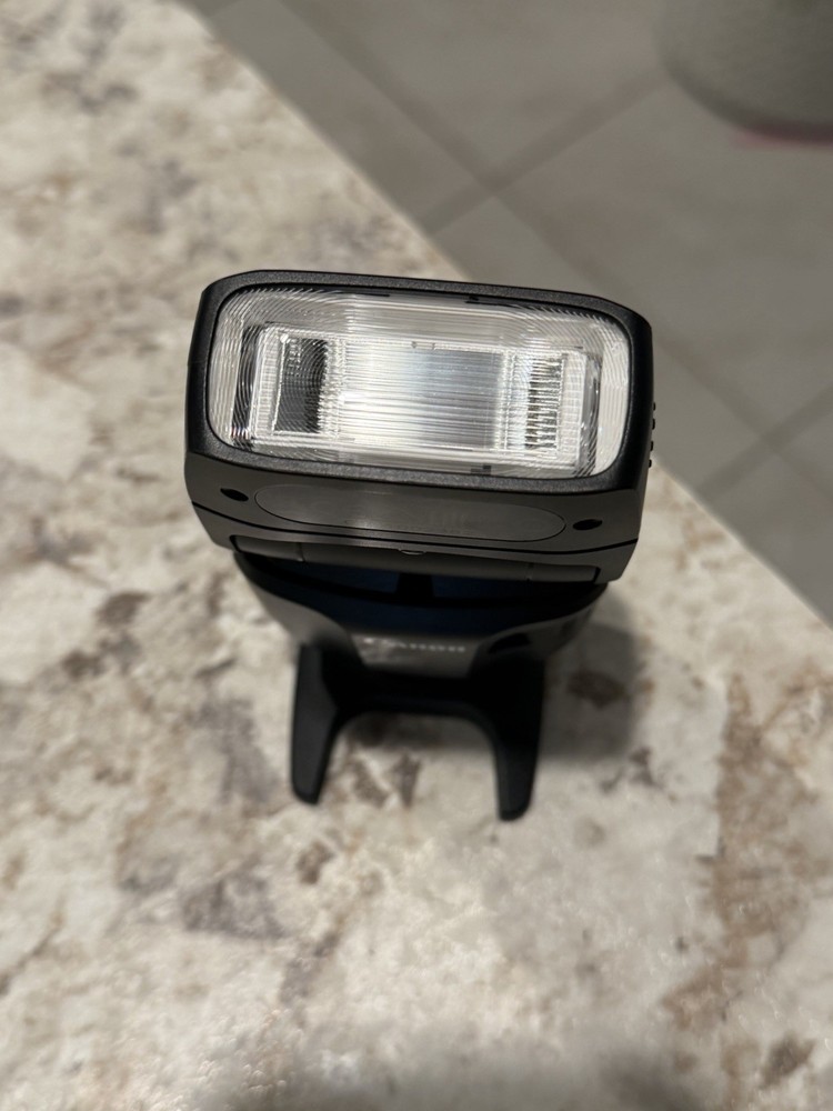 Canon Speedlite EL-100, a compact and versatile external flash
