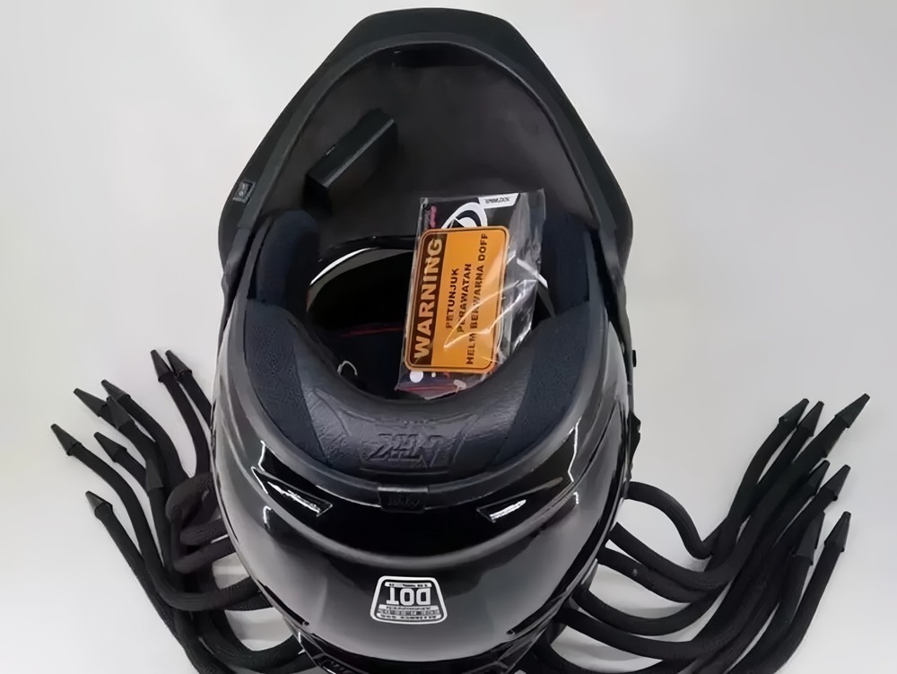 THE PREDATOR MOTORCYLE HELMET BLACK GLOSS (DOT & ECE CERTIFIED)