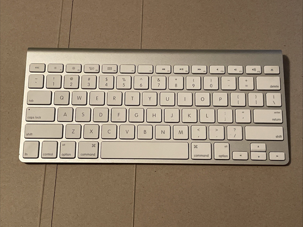 Apple Wireless Bluetooth Silver/Aluminum #A1314 Keyboard
