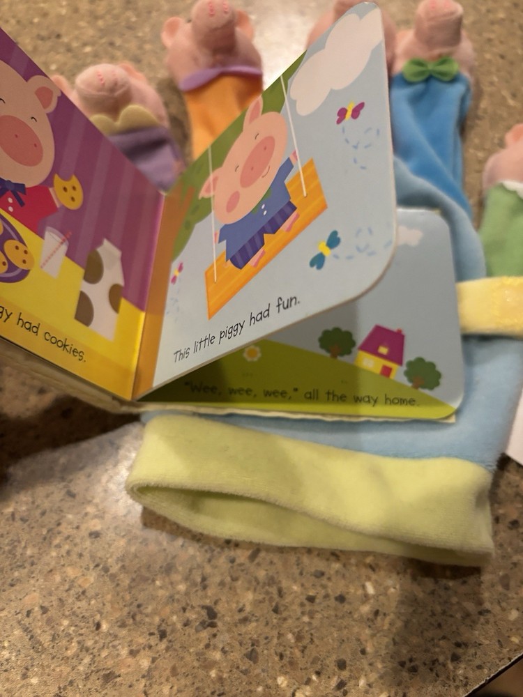 This Little Piggy Hand Puppet With Book