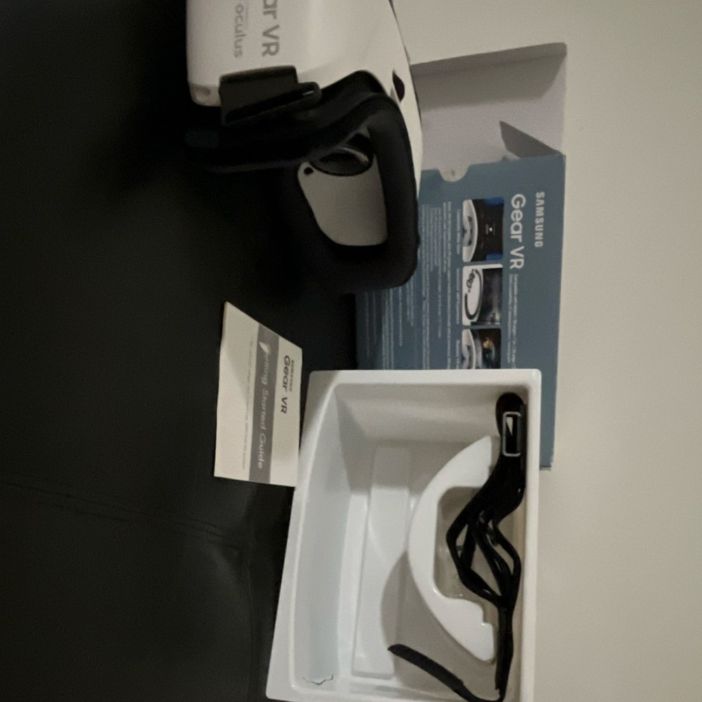 Samsung Gear VR Smartphone Virtual Reality Headset White Black Plastic