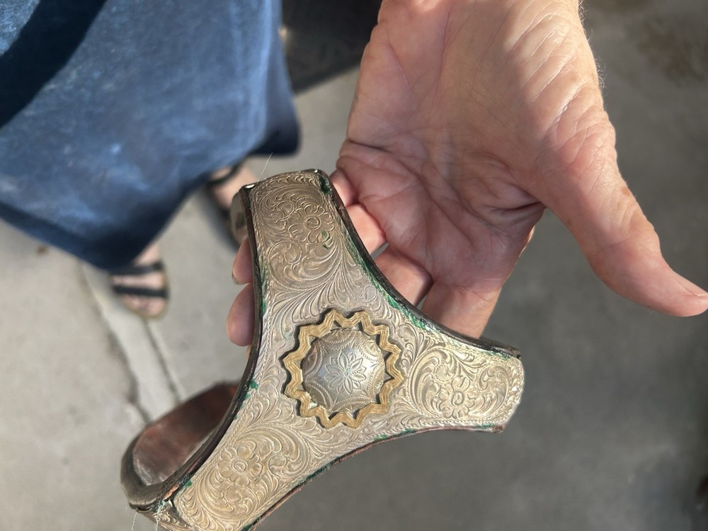 Tool silver and leather Equestrian breast collar