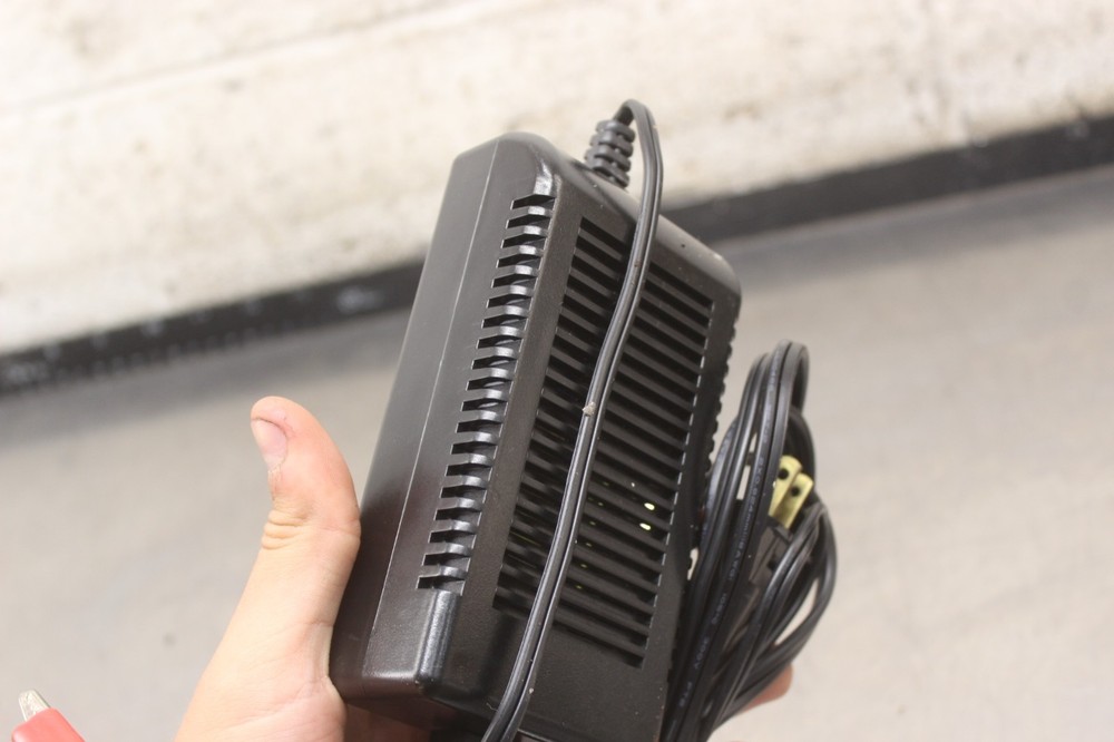 POWER SONIC AUTOMATIC BATTERY CLASS TWO CHARGER PAIR Z100