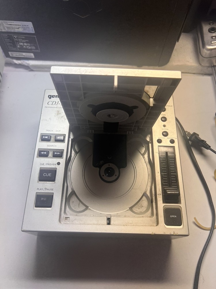 GEMINI CDJ-20 Professional CD Player Deck DJ Controller Turns on Unsure if works