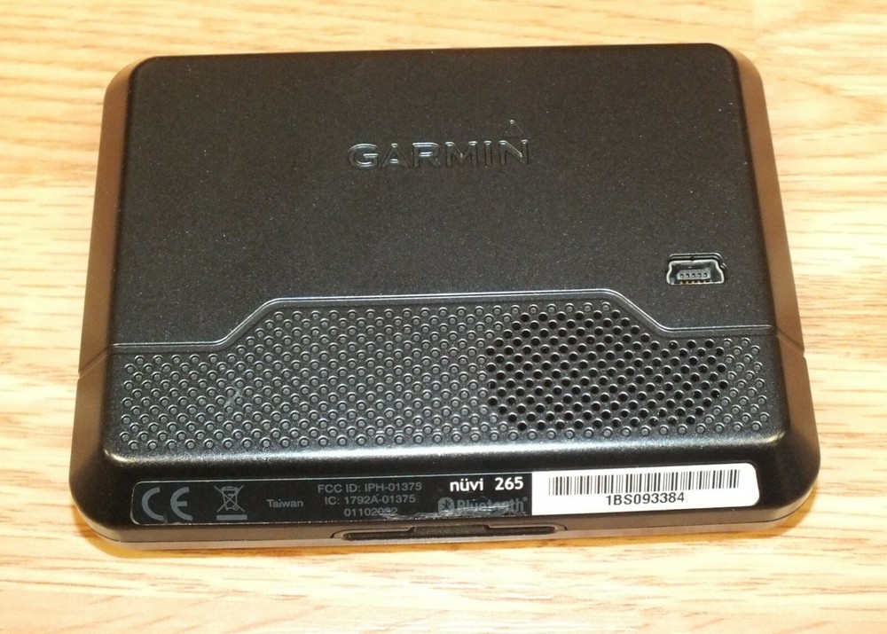 Genuine Garmin Nuvi (265) Bluetooth GPS Navigation System With Mount *Bundle*