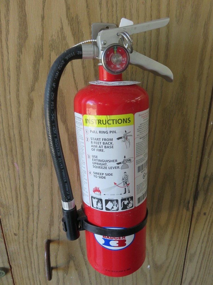 🔥🧯2-CHROME UNIVERSAL WALL MOUNT 2 ½-5lb. SIZE FIRE EXTINGUISHER BRACKETS NEW🧯