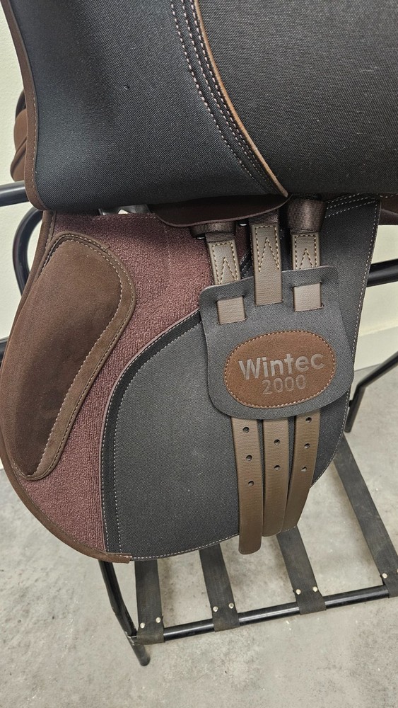 Wintec 2000 High Wither Saddle 16.5" HART with extra blue keepers