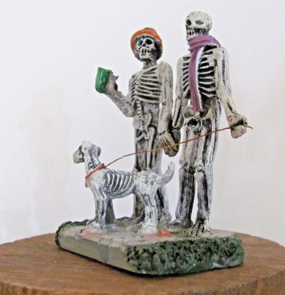 Lemax Spooky Town Figurine - Moonlight Stroll #82571