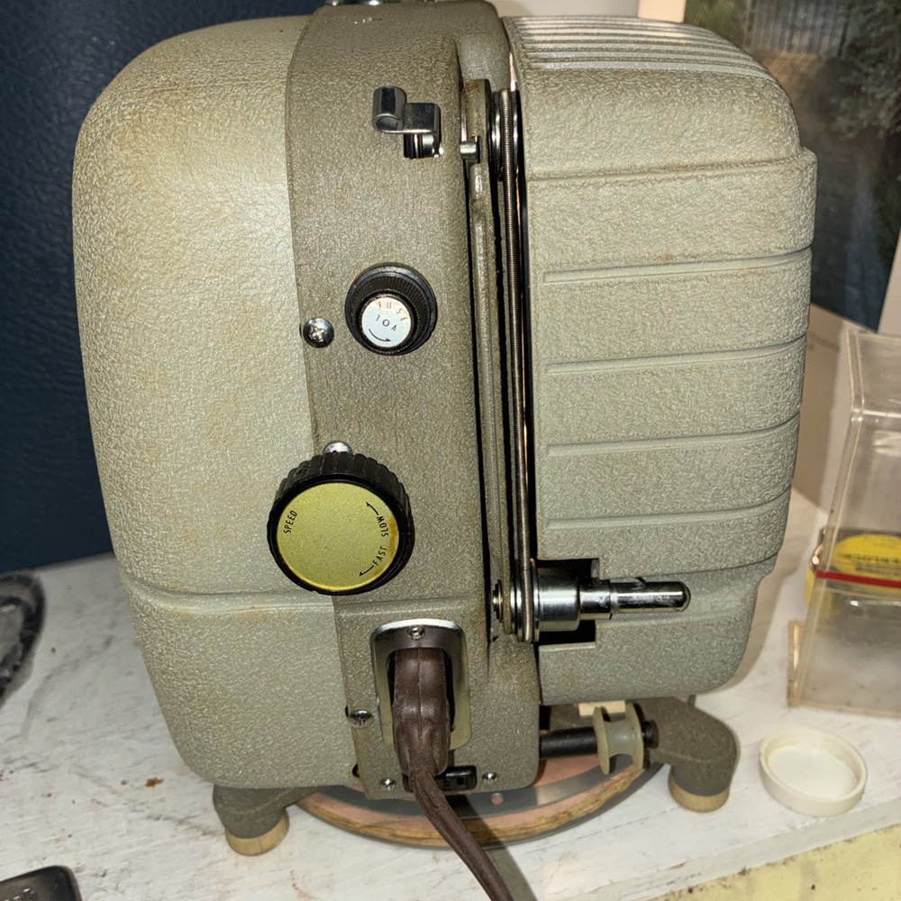 8mm Sekonic 8 Model 30C Projector & Carrying Case Extra Belt Bulb Working Read