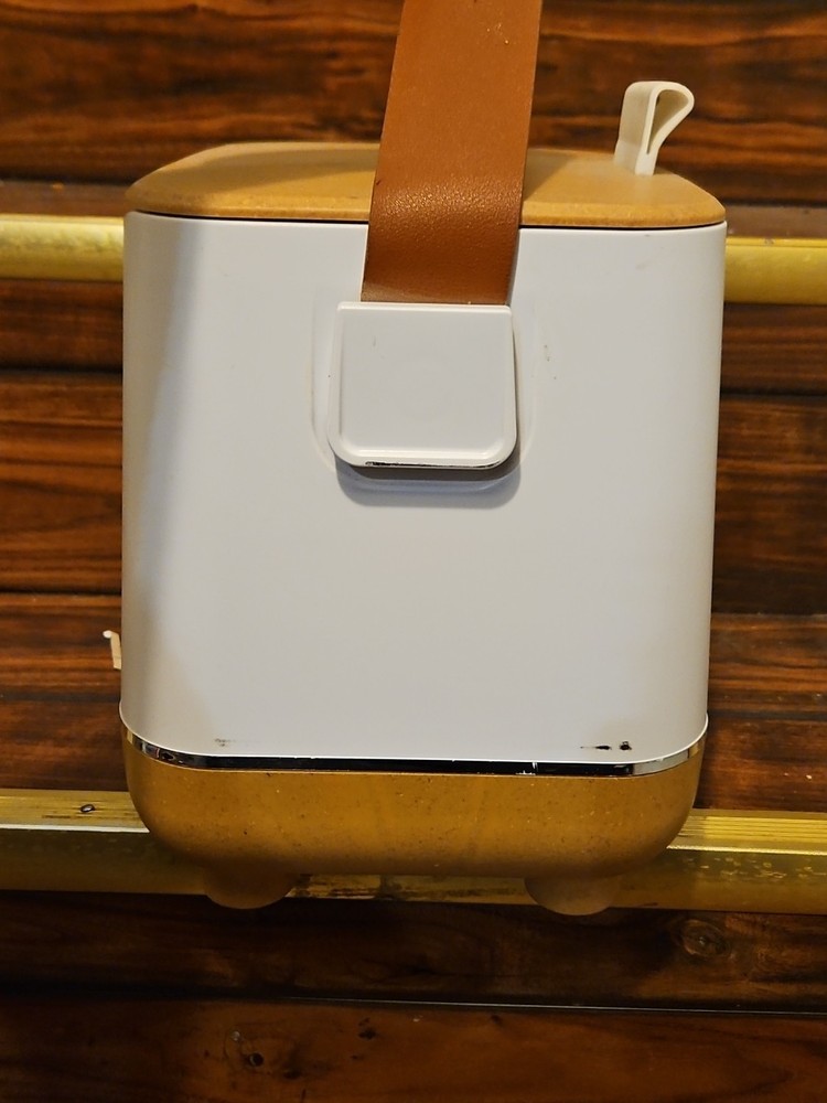 Fridgidaire Personal Mini Cooler/Refrigerator, Model Efmis310-white