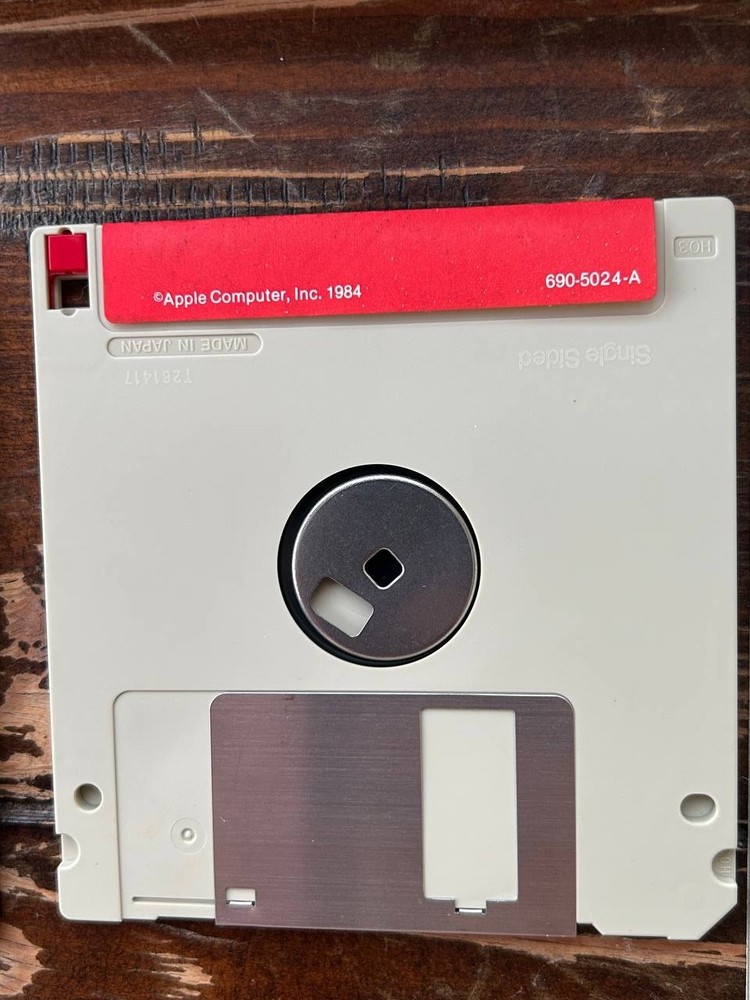 Apple Macintosh MacWrite. MacPaint. Mac software 1984 128K