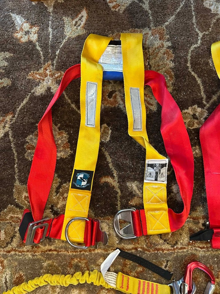 Two Stearns Sailing Harness medium large + Two Kong Italy Elastic Tether Single
