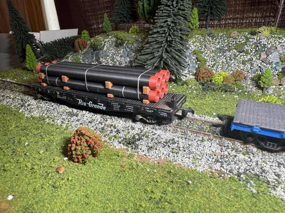 1:87 Ho Scale 30ft Black/Red Tipped Pipe Load (4.5in)- Short Stack
