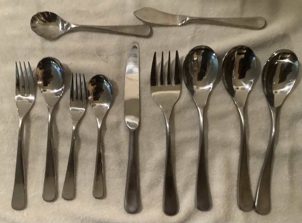Hampton Silversmiths Stainless Flatware “Kathryn” 65 Pieces
