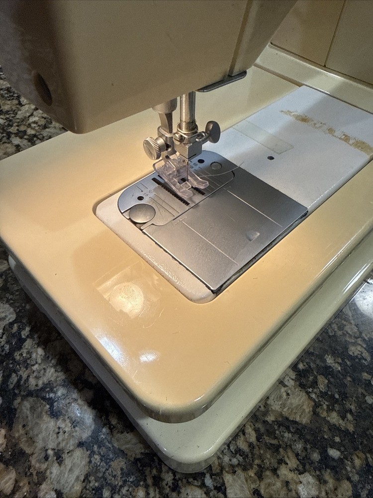 Singer Sewing Machine Model 6105 with Foot pedal 9 Pattern Zig Zag Tested Works