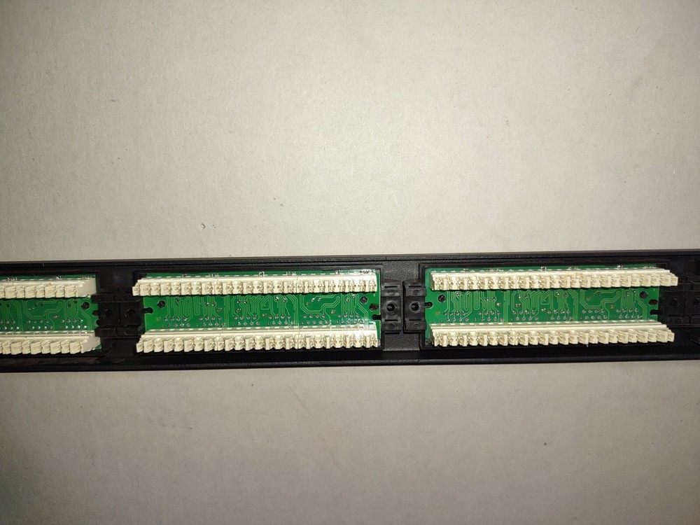 AMP NetConnect Universal Wiring Cat 5E 1U 24 Port Patch Panel