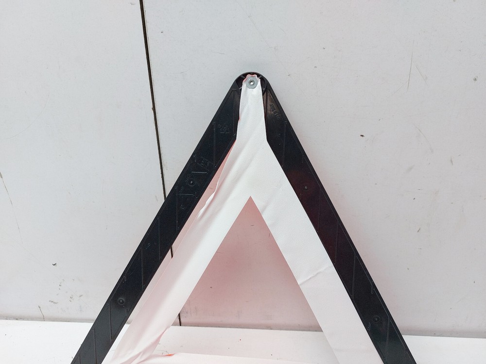 VOLVO V40 EMERGENCY HAZARD WARNING TRIANGLE 2014 5658258