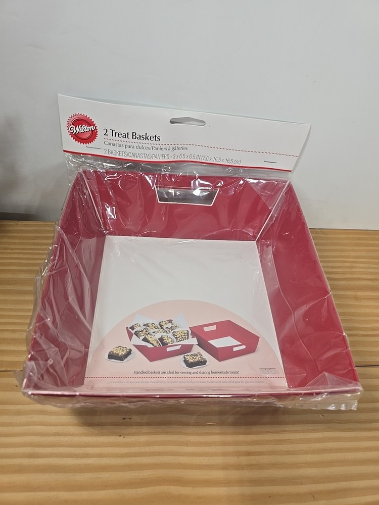 Wilton 8 Treat Handle Baskets Red White NIP