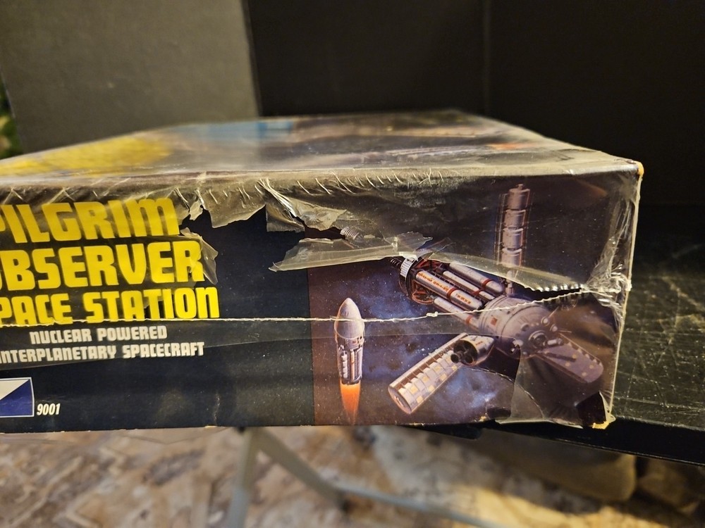 MPC PILGRIM OBSERVER SPACE STATION SHIP MODEL KIT 9001 Box Worn