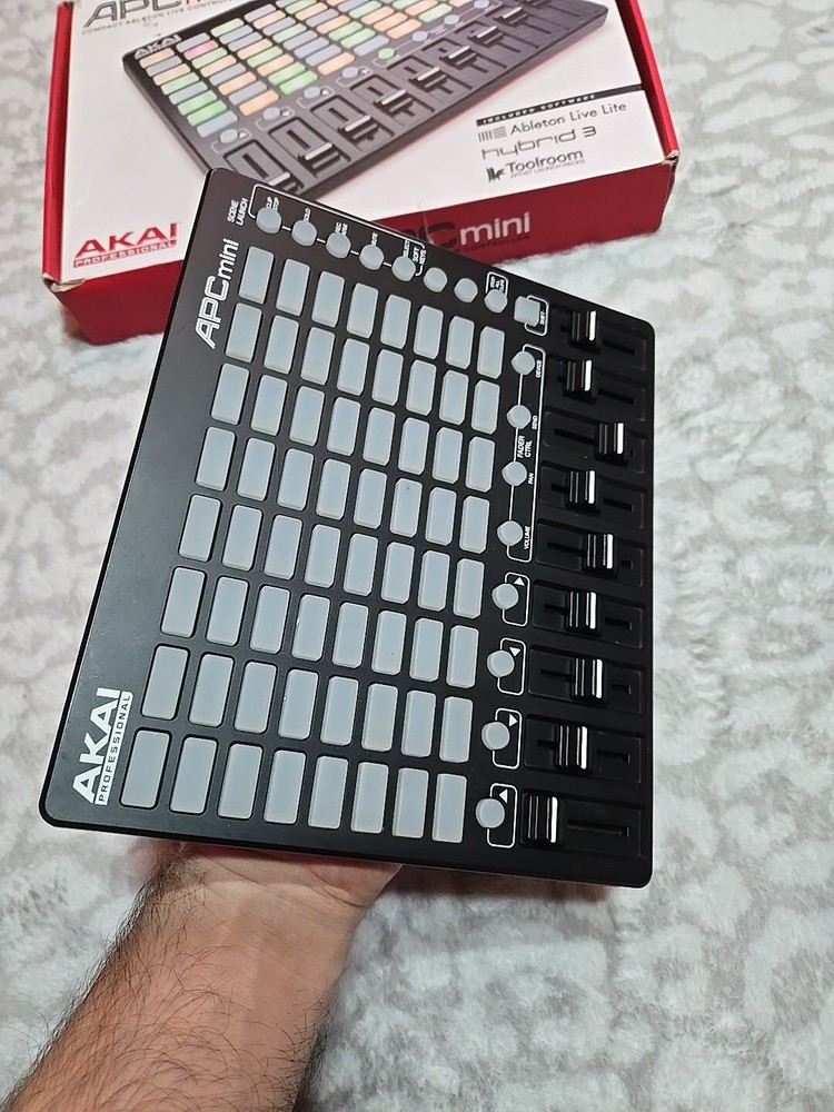 AKAI PROFESSIONAL mini Multifunctional Compact Ableton Live Controller Hybrid 3